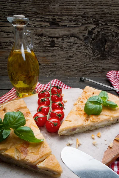 Torta pasticcera fatta in casa con formaggio — Foto Stock