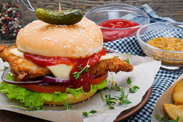 Kraftig nugget Burger – stockfoto