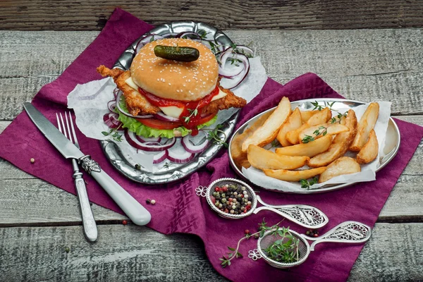 Knuspriger Nugget-Burger — Stockfoto