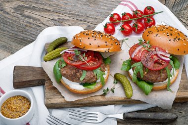 Hamburger sığır köftesi ve salatası malzemeler ile
