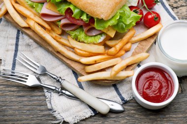 çizburger sığır köftesi ve salatası malzemeler ile