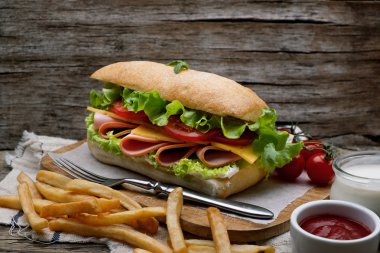 çizburger sığır köftesi ve salatası malzemeler ile