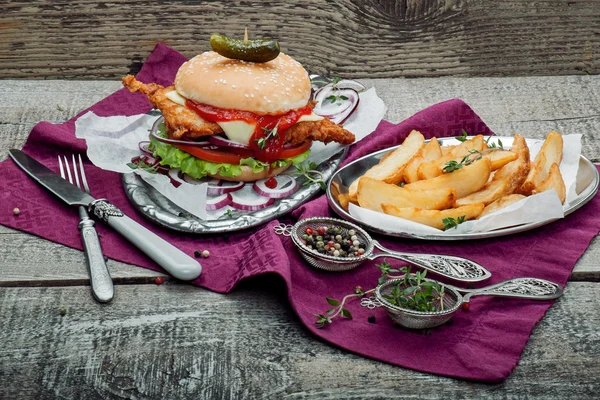 Knuspriger Nugget-Burger — Stockfoto