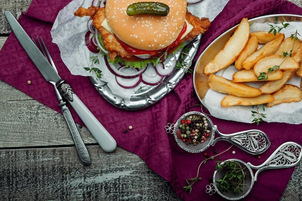 Knuspriger Nugget-Burger — Stockfoto