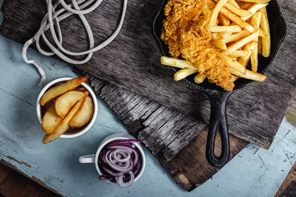 Patatas fritas y pepitas —  Fotos de Stock