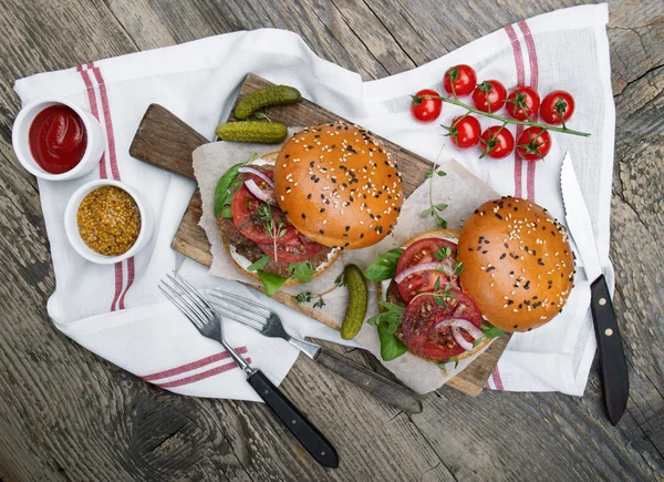 Hamburger sığır köftesi ve salatası malzemeler ile — Stok fotoğraf
