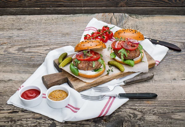 Hamburgere med oksekød patties og salat ingredienser - Stock-foto