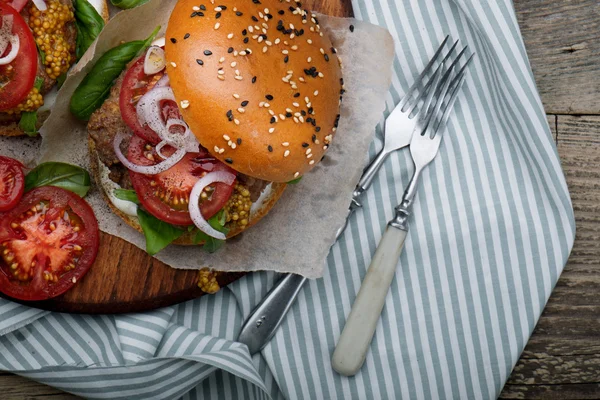 Hamburger with beef patties and salad ingredients — Stock Photo, Image