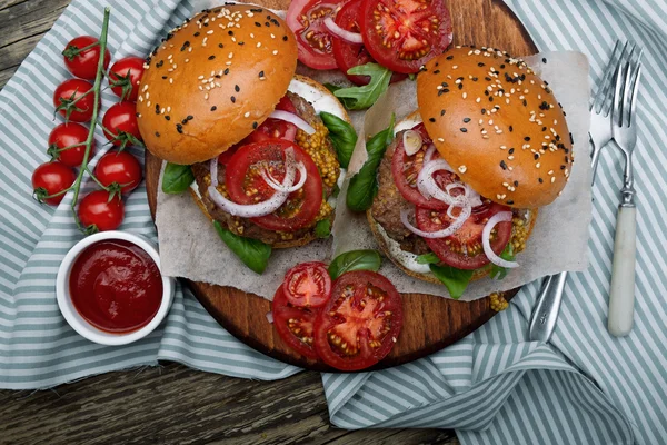 Hambúrgueres com rissóis de carne e ingredientes de salada — Fotografia de Stock