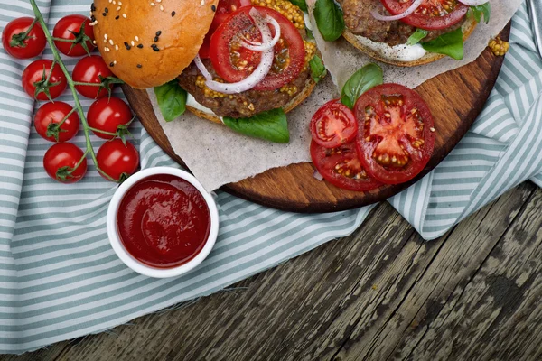 Hamburger sığır köftesi ve salatası malzemeler ile — Stok fotoğraf