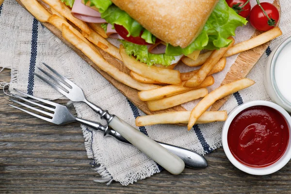 Cheeseburgers com rissóis de carne e ingredientes de salada — Fotografia de Stock