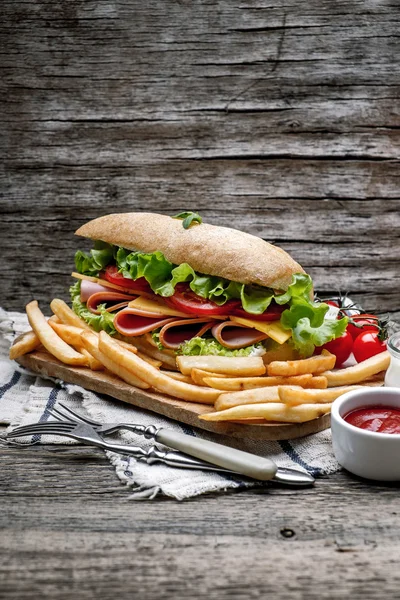 Çizburger sığır köftesi ve salatası malzemeler ile — Stok fotoğraf