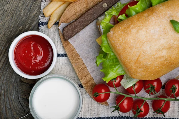 Чизбургеры с котлетами и ингредиентами салата — стоковое фото