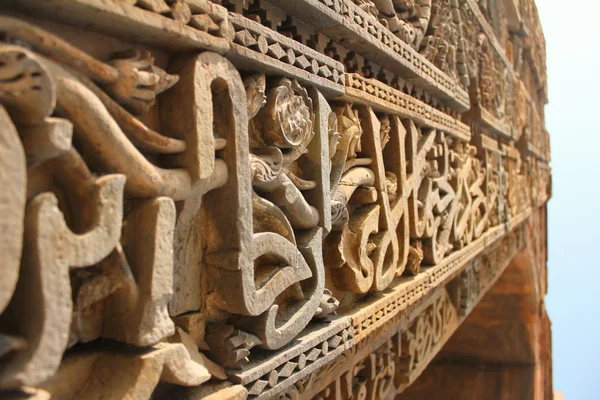 Krásné, carving na arch v vchodu Qutab Minar, De — Stock fotografie