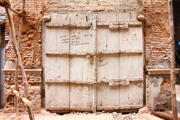 Puerta rota de la vieja casa en ruinas en Chandini Chowk — Foto de Stock