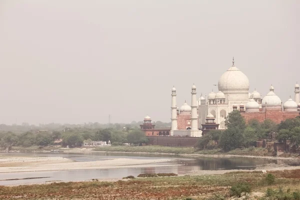 Belo monumento Taj Mahal em margem de rio Yamuna — Fotografia de Stock