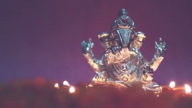 Kil kandil ve çiçeklerle, Lord ganesha metin için yer