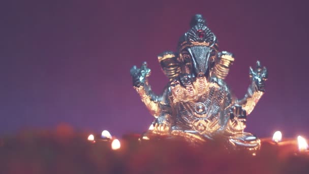 Signore ganesha con lampada ad olio argilla e fiori, spazio per il testo — Video Stock