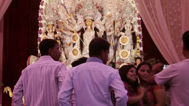 Pessoas tomando selfie na frente da estátua durga mata, durante a celebração navratri — Vídeo de Stock