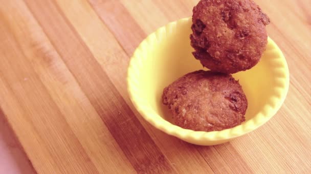 Comida india aaloo chuleta o tikki poner en cuchara de madera, hecho en casa. animación stop motion — Vídeos de Stock