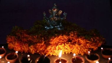 Ganesh Idol kandil ve çiçeklerle Hint Festivali veya puja kutluyor