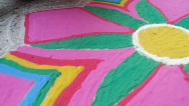 Rangoli met gekleurd poeder wordt gemaakt door Rangoli kunstenaar — Stockvideo