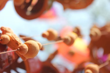 çamur boncuk asılı