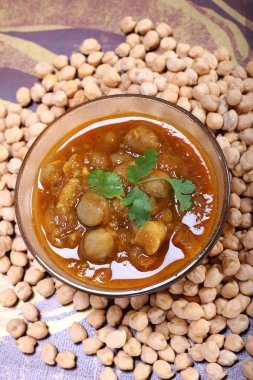 Hint baharatlı chana masala çiğ Nohut ile kakule üstte