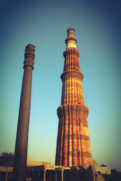 Qutub minar with iron pillar — Stock Photo, Image