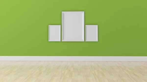 Пустой зал с зеленой стеной и пустыми рамами — стоковое фото