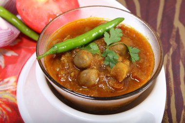 Hint baharatlı chana masala çiğ nohut ve yeşil biber ile