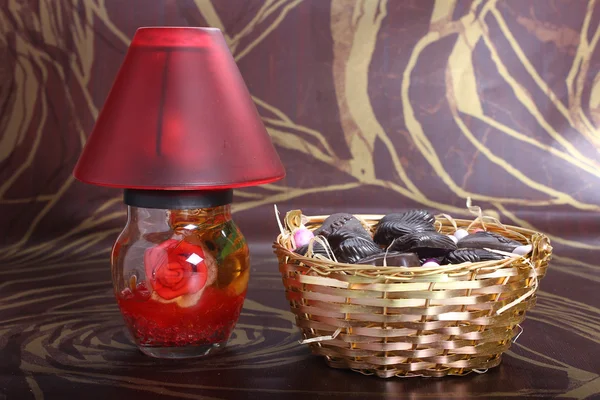 Chocolates hechos en casa en cuenco de metal con lámpara decorada —  Fotos de Stock