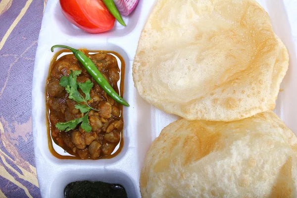 Indisk kryddig maträtt, chole bhature toppning av grön chili — Stockfoto