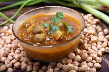 Hint baharatlı chana masala çiğ nohut ve yeşil soğan ile