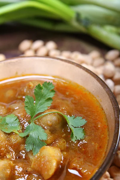 Indiase pittige chana masala met ruwe kikkererwten — Stockfoto