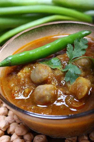 Indiska kryddig chana masala med raw kikärter och grön chili till — Stockfoto