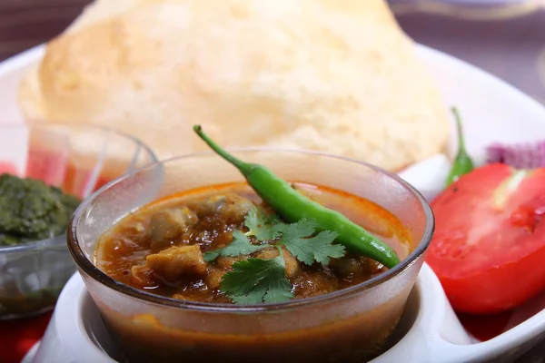 Indiase pittige schotel, chole bhature topping van groene chili — Stockfoto