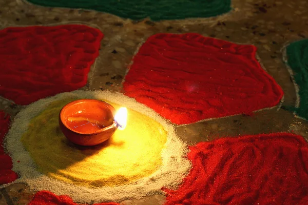 Lampe à huile allumée sur rangoli coloré, célébration diwali — Photo