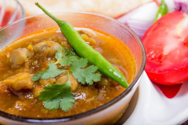 Hint baharatlı chana masala çiğ nohut ve yeşil biber ile