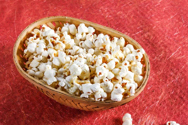 Popcorn i skål — Stockfoto