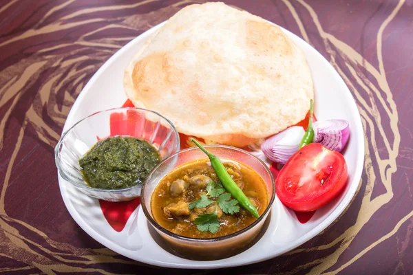 Indisk kryddig maträtt, chole bhature toppning av grön chili — Stockfoto