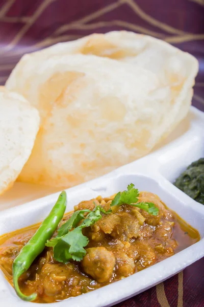 スパイシーな胆汁 bhature、インド料理コンセプト — ストック写真