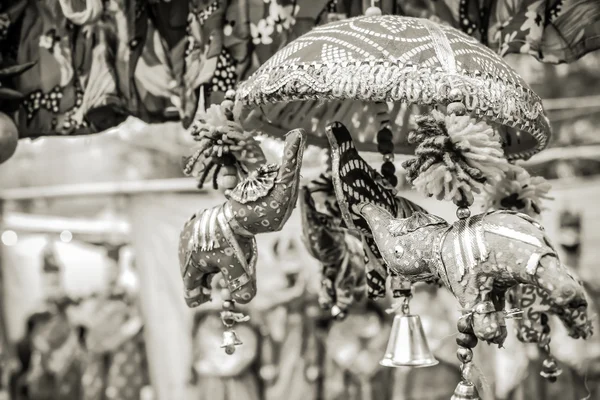 Kleine olifant speelgoed in dilli haat — Stockfoto