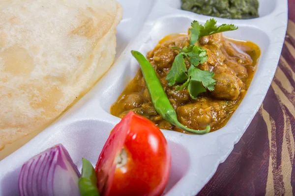 Chole bhature salátával, chutney-val — Stock Fotó