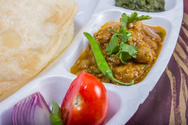 Chole bhature με σαλάτα και τσιάτνι — Φωτογραφία Αρχείου