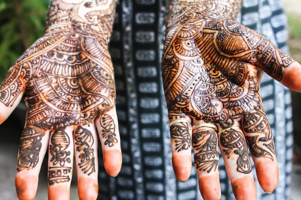 Heena está em ambas as mãos — Fotografia de Stock