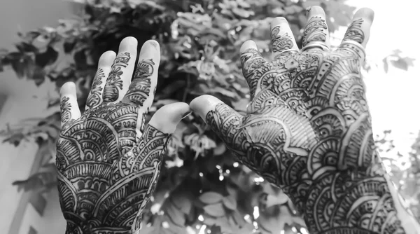 Design mehandi showing by hands up — стоковое фото