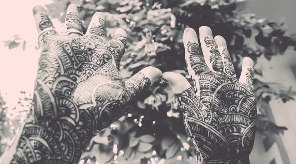 Design mehandi montrant par les mains vers le haut - look rétro — Photo