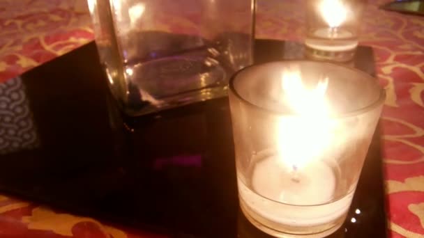 Le candele bruciano in un vaso di vetro, usando come decorazione in un evento — Video Stock