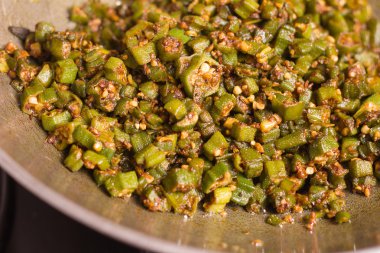 Kızarmış masala bhindi veya ladyfinger, ev yapımı